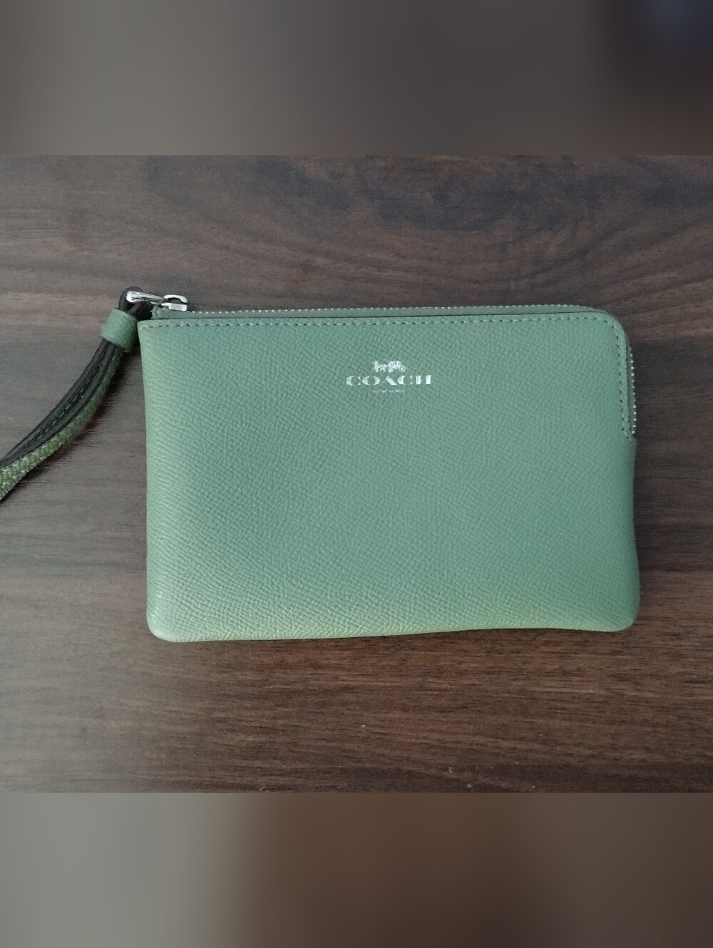 💚 COACH Green Leather Zip WristletCoach Green Leather Zip Wristlet 💚